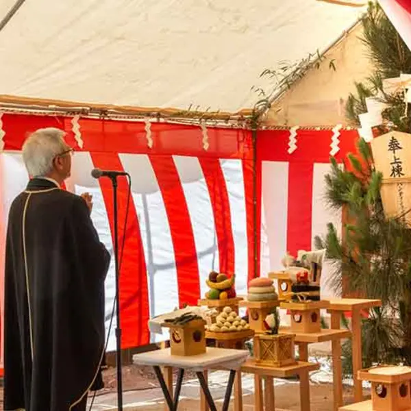 Sensei Eugene Imai of Shumei America recites a ritual prayer asking the spirits to bless and protect the Magistrate’s House, built in Japan in 1695 and now being reconstructed at The Huntington. 