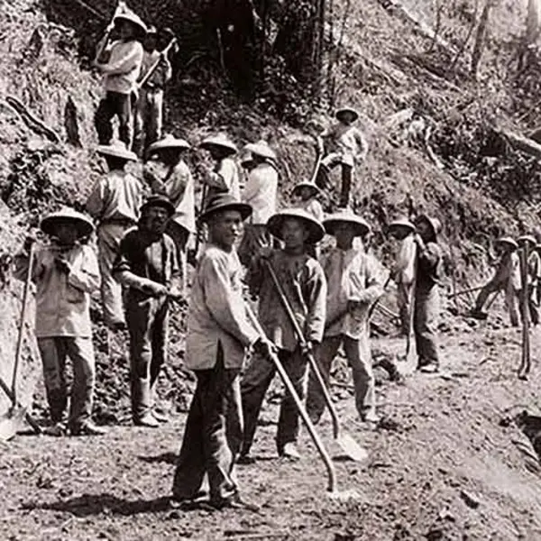 b/w photo of Chinese railroad workers