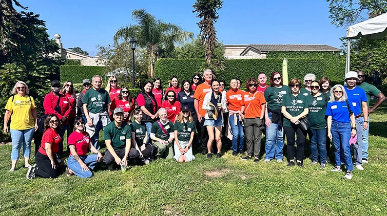 A large group photo of about 30 volunteers.