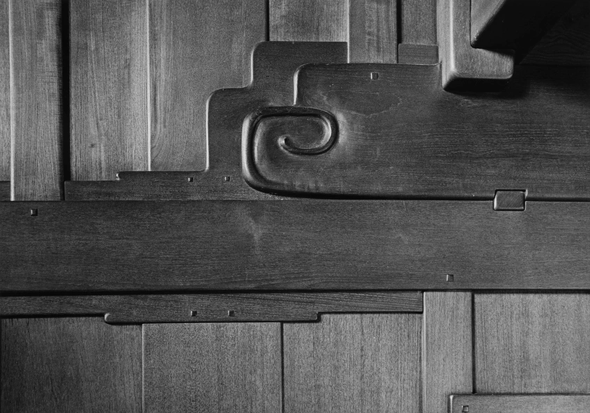 Yasuhiro Ishimoto, Robert R. Blacker house, front entry detail (Greene and Greene, architects), 1974, gelatin silver print, 7 3/16 x 10 3/16 in. © Kochi Prefecture, Ishimoto Yasuhiro Photo Center.