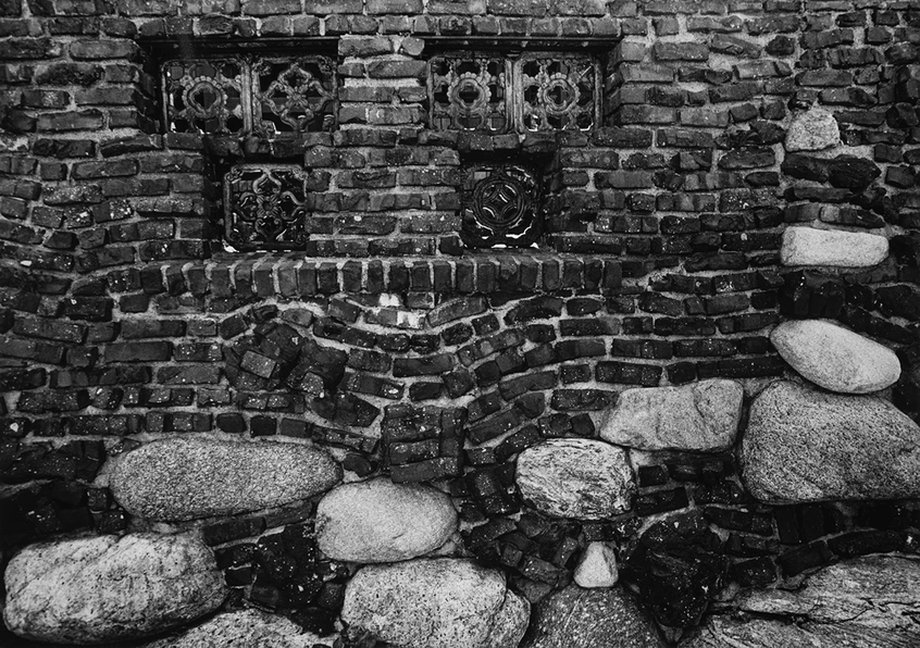 Yasuhiro Ishimoto, Josephine Van Rossem house, retaining wall (Greene and Greene, architects), 1974, gelatin silver print, 7 3/16 x 10 3/16 in. © Kochi Prefecture, Ishimoto Yasuhiro Photo Center.