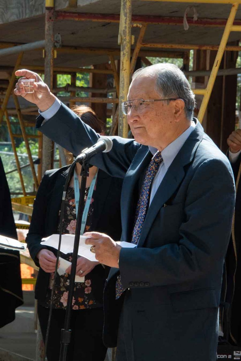 Akira Yokoi, the 19th generation descendent of the Yokoi family and the donor of the Magistrate’s House—his family’s ancestral home—lifts a glass of sake as a toast to the success of the reconstruction project. The Huntington Library, Art Museum, and Botanical Gardens. Photo by John Diefenbach.